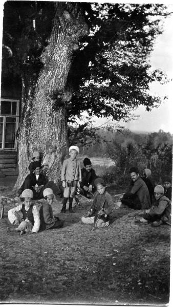 Мужчины и дети под деревом, 1910-е
