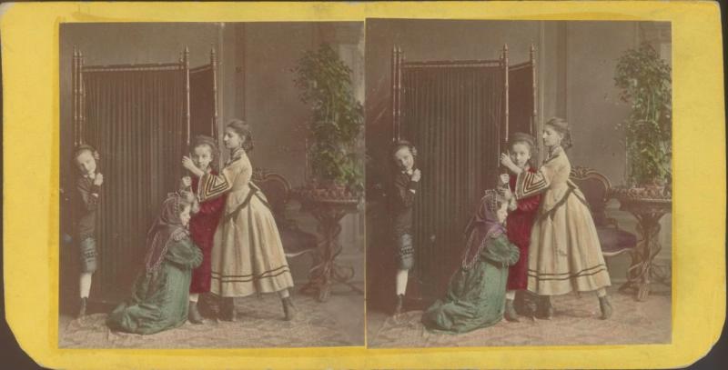 Стоящие девочки у ширмы, 1890 - 1909