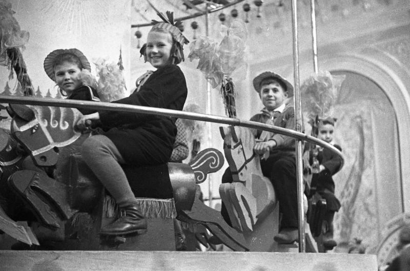 Дети на карусели, 1949 год, г. Москва. Выставки «Парк собирает друзей»,&nbsp;«Советские дети»&nbsp;и «Сто лет на карусели» с этой фотографией.&nbsp;