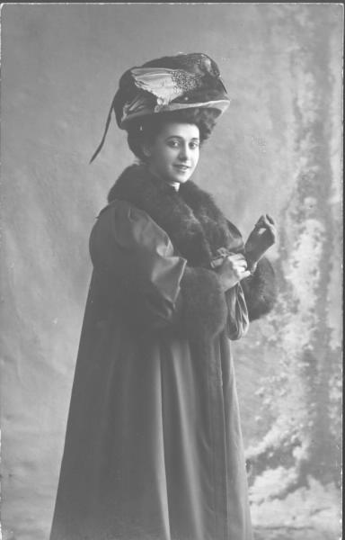 Женский портрет, 1910 - 1917. Выставки&nbsp;«10 модных фотографий: 1910-е» и «Мода ХХ века в 100 фотографиях» с этим снимком. 