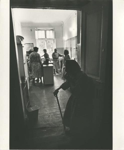 В коммунальной квартире в Дегтярном переулке, 1959 год, г. Москва, Дегтярный переулок. Выставка «Хлопоты на кухне» с этой фотографией.