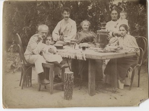 На даче. Портрет семьи А. И. Переса, 1896 год, Орловская губ., Орловский у., дер. Костомаровка