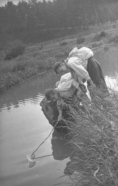 На берегу водоема, 1940-е