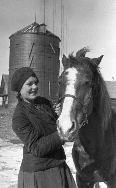 Совхоз «Кесова Гора». Девочка с лошадью, 1938 год, Калининская обл., с. Кесова Гора