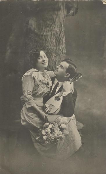 Портрет влюбленной пары, 1910 - 1915. Выставки&nbsp;«10 фотографий: Улыбки 1910-х»&nbsp;и&nbsp;«Улыбки XX века» с этой фотографией. 