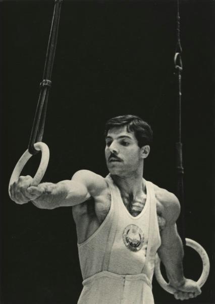 Олимпийский чемпион гимнаст Альберт Азарян, 1956 год. Выставка «Советские покорители Олимпа» с этой фотографией.