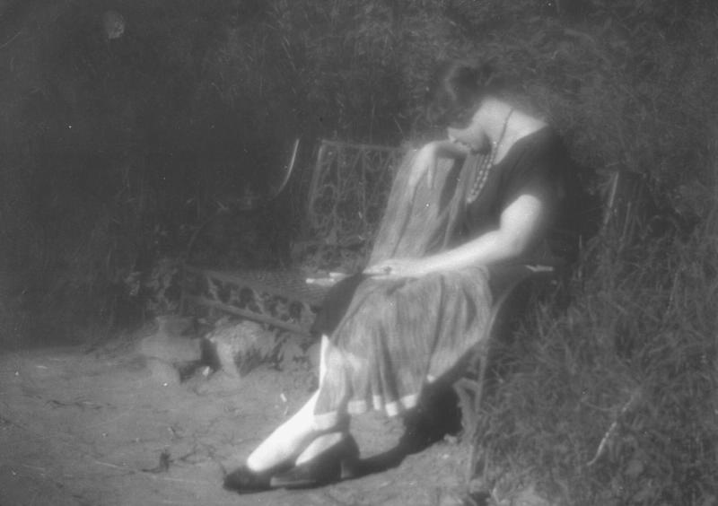 Женщина на садовой скамье, 1920-е