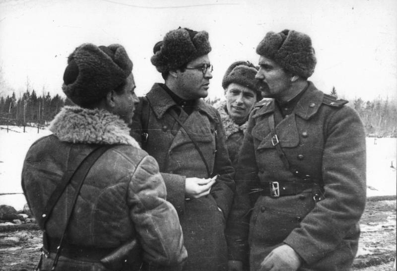 Корреспонденты на Северо-Западном фронте, 1943 год. Второй слева – поэт Михаил Матусовский, рядом фотограф Сергей Коршунов.&nbsp;