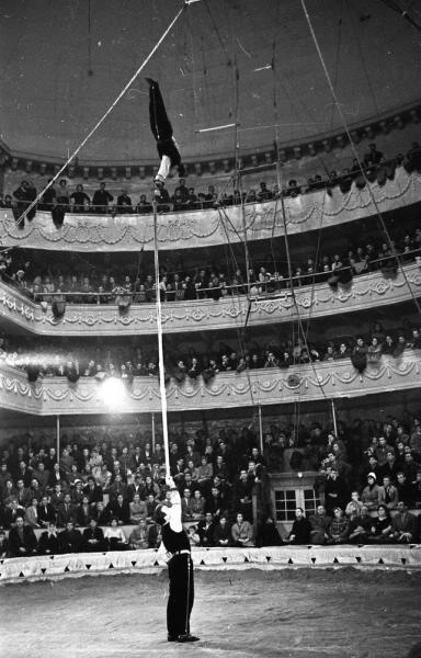 Цирк. Эквилибристы на першах Л. Гюльфан, А. Ульданов и А. Костюк, 1961 год, Украинская ССР, г. Харьков