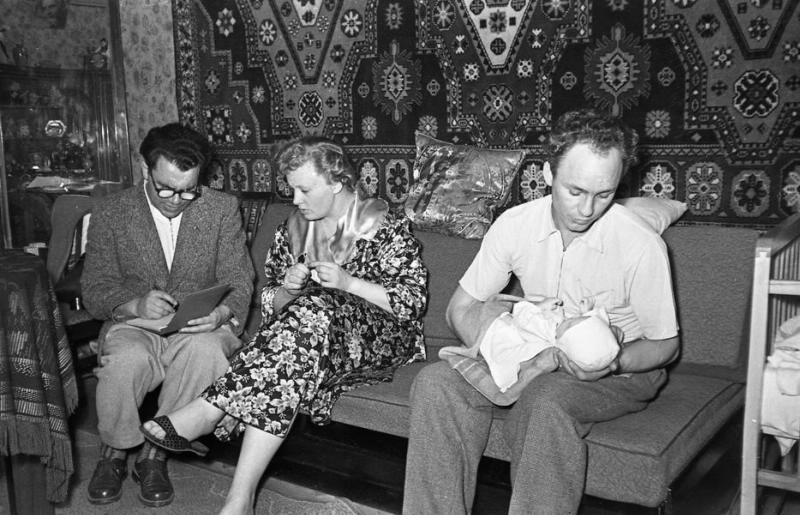 Николай Рыбников и Алла Ларионова с ребенком дома, 1957 год, г. Москва. Выставка «Советский лайфхак: ковер на стене» с этой фотографией.&nbsp;