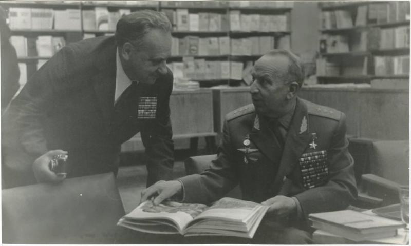 В.А. Темин с генерал-полковником в книжном магазине, 1970-е