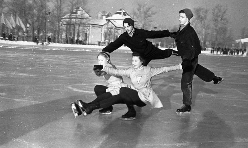 Юные фигуристы на катке московского стадиона Юных пионеров, 1947 год, г. Москва. Выставка «Чудеса на льду. Искусство и спорт» с этой фотографией.