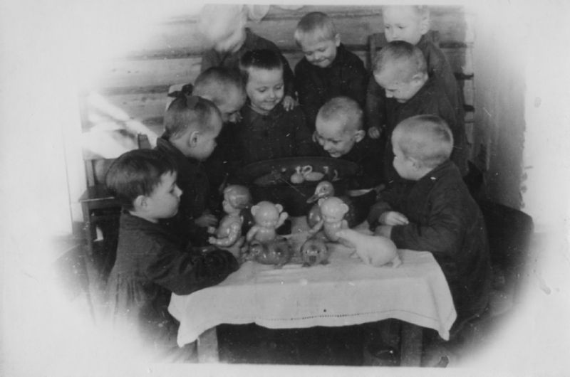 Детский сад № 44 железнодорожников: ребята за водной игрой, 12 марта 1948, г. Череповец