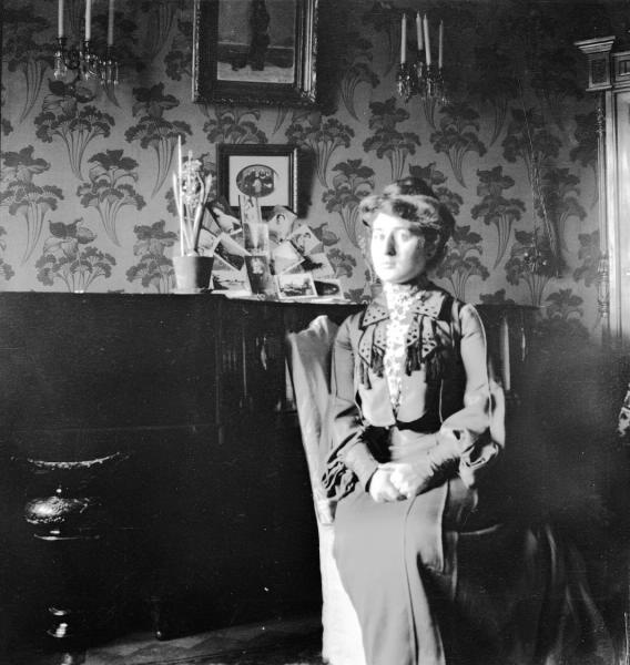Лиза в гостиной, 1904 год, г. Москва, Цветной бул.