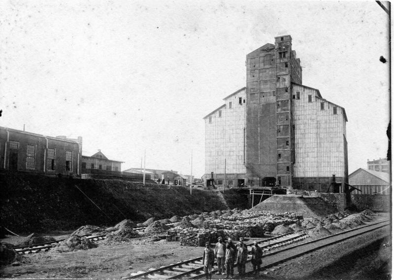Рабочие стоят на железнодорожном полотне, 1900-е