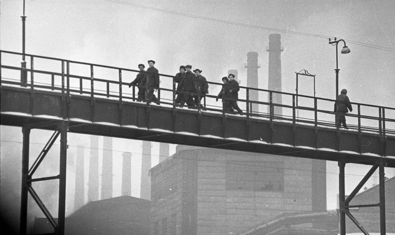 Рабочие на эстакаде, 1964 год, г. Магнитогорск. Магнитогорский металлургический комбинат.