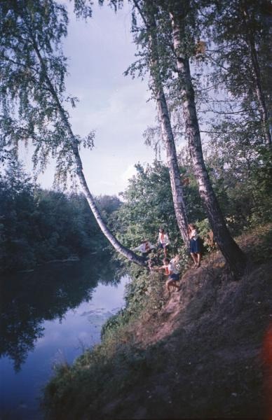 Пионеры около реки, 1965 год