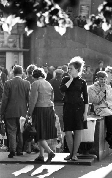 Девушка у входа в подземный переход. «Ожидание», 1965 год, г. Ленинград