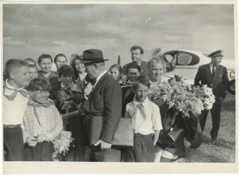 Михаил Шолохов с пионерами, 1965 год, Ростовская обл., станица Вешенская