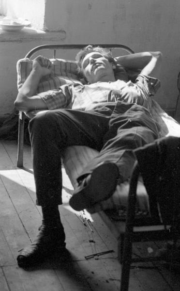 Студент стройотряда МГУ в общежитии, 1967 год, Архангельская обл., Соловецкий о.. Из серии «Студенческий отряд МГУ на Соловках».