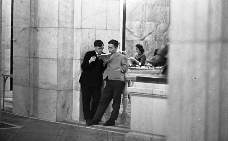 Два студента читают стихи, 1963 - 1964, г. Москва