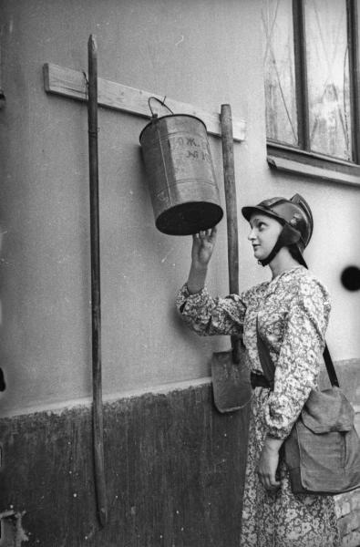 Нина Евлешина – член пожарного звена при домоуправлении на Красной Пресне, 1941 год, г. Москва