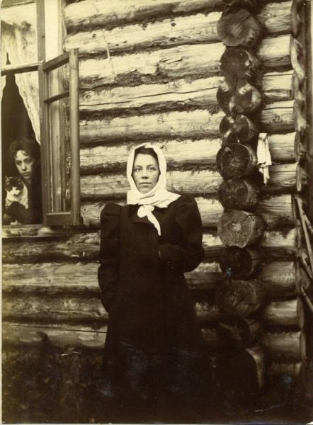 Девушка на фоне дома, 1900-е