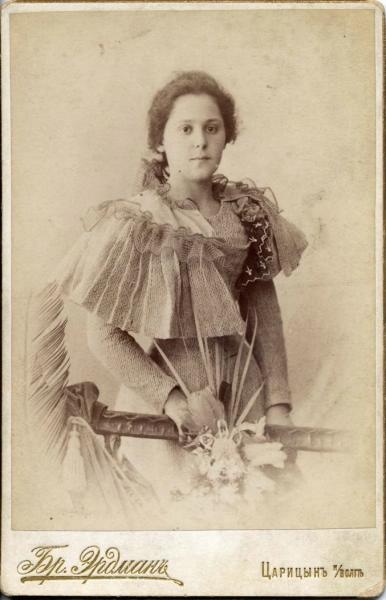 Портрет молодой девушки в кружевном платье, 1890-е, Саратовская губ., г. Царицын. Город Царицын - ныне Волгоград.