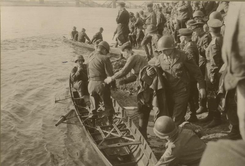 Встреча на Эльбе. На берегу реки, 25 апреля 1945, Германия, пос. Крейниц. Видеовыставка «Встреча на Эльбе» с этой фотографией.