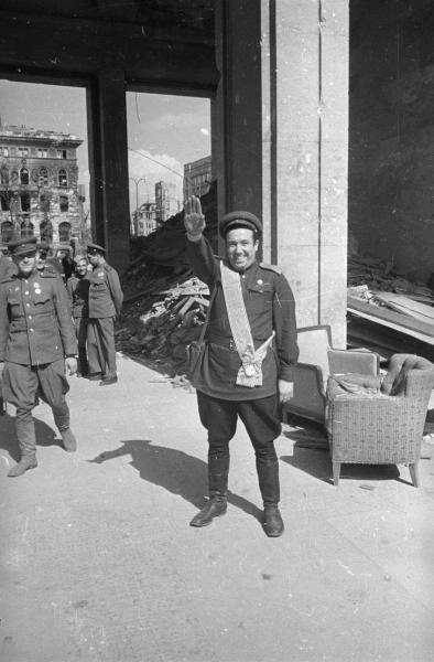 Фронтовой фотокорреспондент «Известий» Са­ма­рий Гу­ра­рий, 1945 год, Германия, г. Берлин. Выставка «Победители» с этой фотографией.