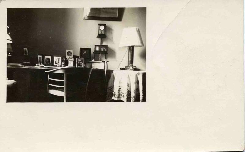 Фрагмент интерьера комнаты с письменным столом, 1914 - 1918