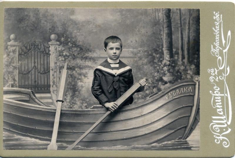 Мальчик в бутафорской лодке, 1910-е, г. Санкт-Петербург