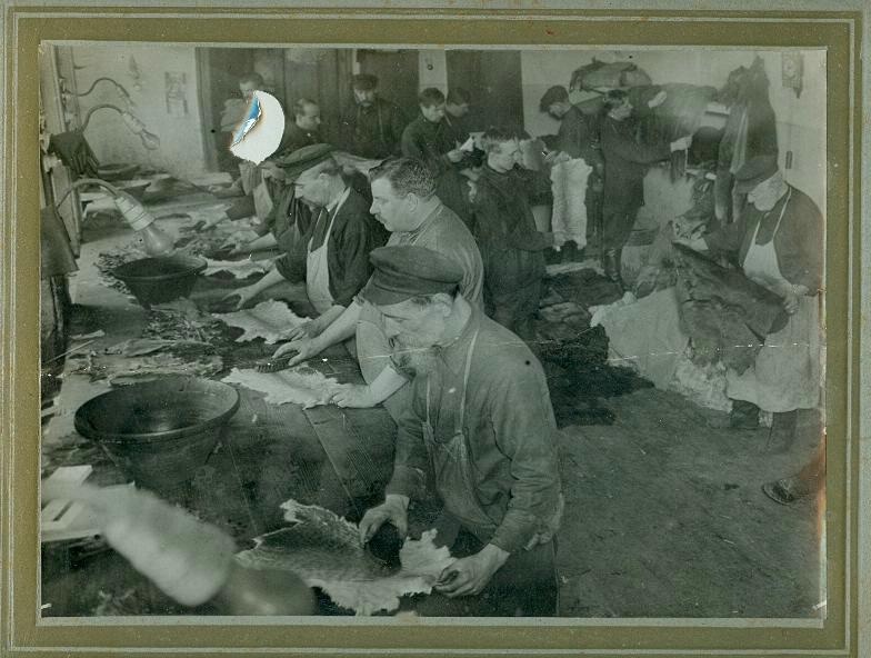 В скорняжной мастерской, 1930-е