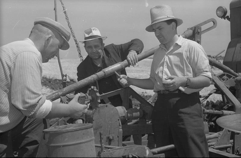 Механизаторы во время полевых работ, 1960-е