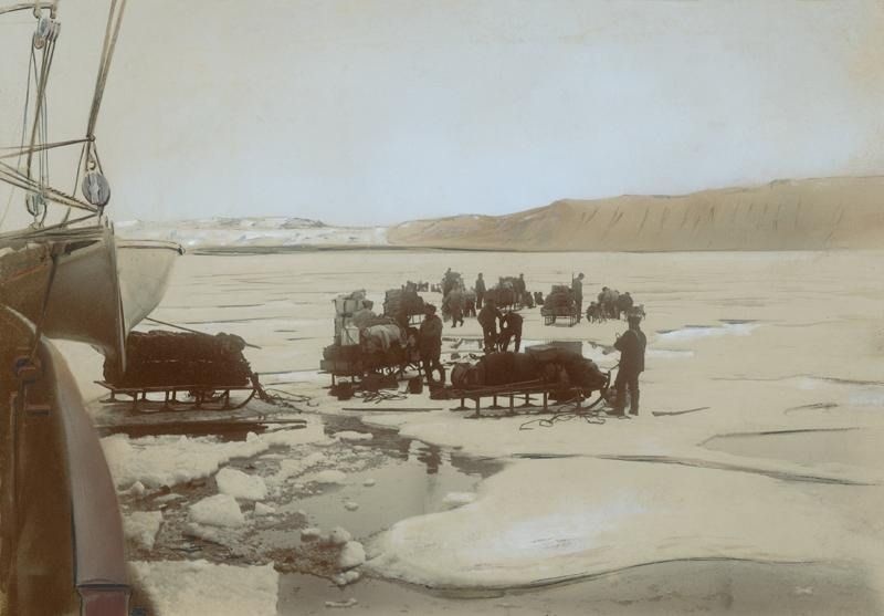Экспедиция Михаила Васильева на ледоколе «Ермак» высаживается на санях на остров Шпицбергена, 1899 год, архипелаг Шпицберген. Выставка «Океаны России» с этой фотографией.