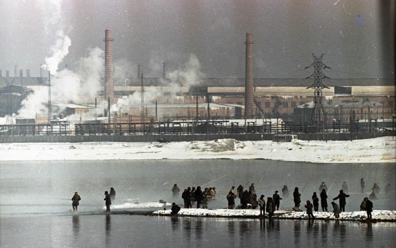 Рыбаки на реке, 1964 год, г. Магнитогорск. На заднем плане Магнитогорский металлургический комбинат.