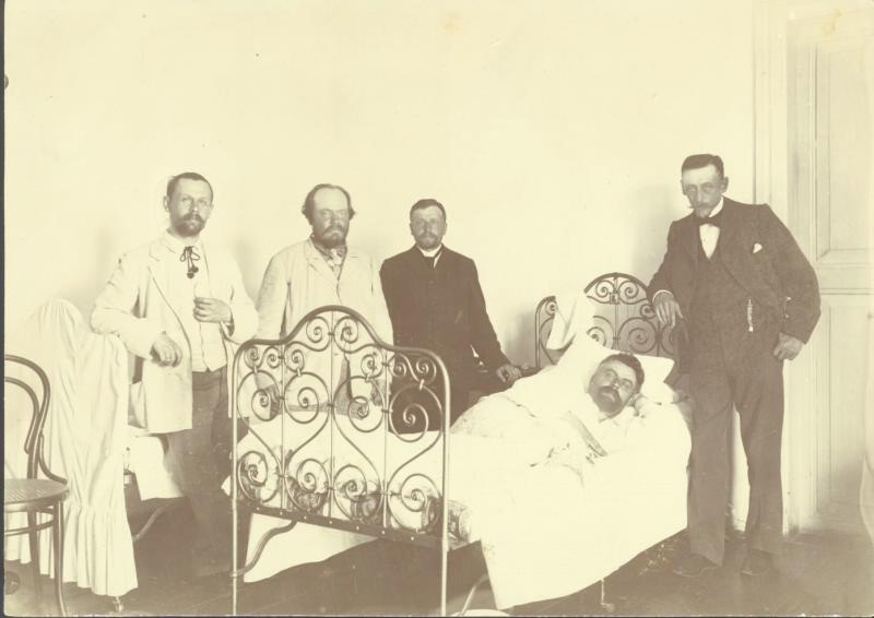 Групповой портрет мужчин у кровати, 1900-е