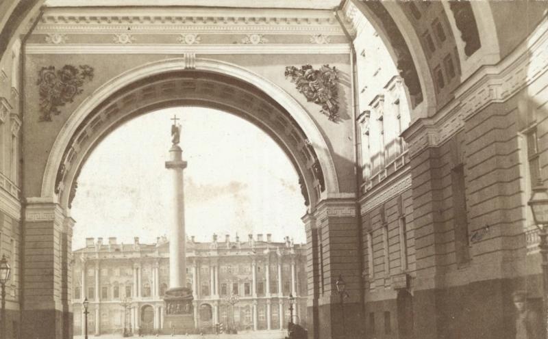 Александровская колонна через арку Главного штаба, 1867 - 1869, г. Санкт-Петербург. Видео «Три тысячи лавок. Нижегородская ярмарка» с этой фотографией.