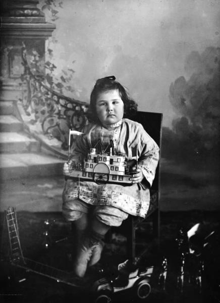 Портрет девочки с игрушечным корабликом в руках, 1910-е