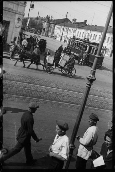 Публика у Мясницких ворот, 1931 - 1932, г. Москва. В 1934–1994 годах площадь называлась Кировские Ворота.Выставка «Москва. Прогулка по Мясницкой» с этим снимком.