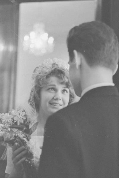 Невеста, 1963 год. Фотография удостоена международной премии «Интерпресс-фото 1963».Выставки:&nbsp;«10 лучших фотографий невест»,&nbsp;«ЗАГС: торжество любви по-советски» с этим снимком.