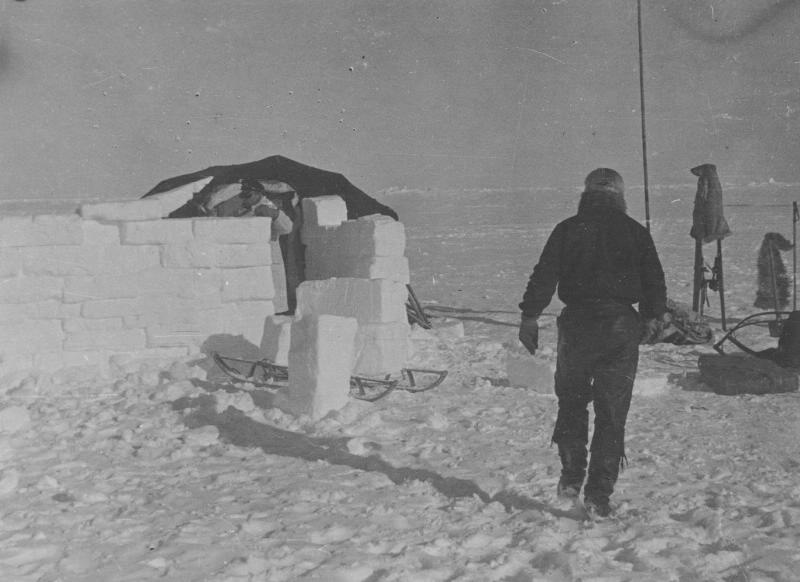 Дом, 6 июня 1937 - 19 февраля 1938, Северный полюс. Высадка экспедиции на лед была выполнена 21 мая 1937 года. Официальное открытие дрейфующей станции «Северный полюс-1» состоялось 6 июня 1937 года.Видеовыставка «Северный полюс-1» с этой фотографией.&nbsp;