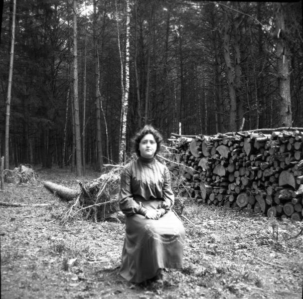 Маня на пне позади дачи в лесу, 1904 год, Московская губ., Московский у.