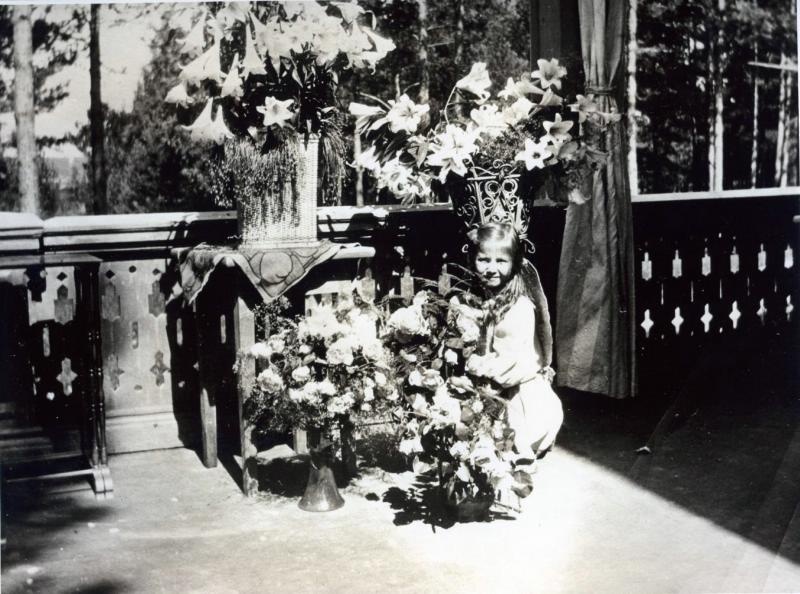 Девочка с цветами, 1900-е