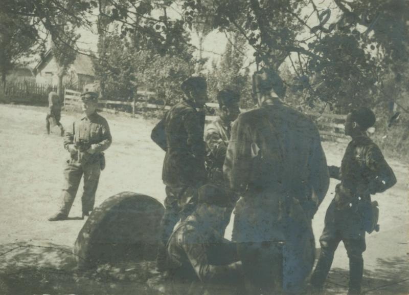Без названия, 1942 год. Слева стоит комиссар&nbsp;Иван&nbsp;Плот­ни­ков.