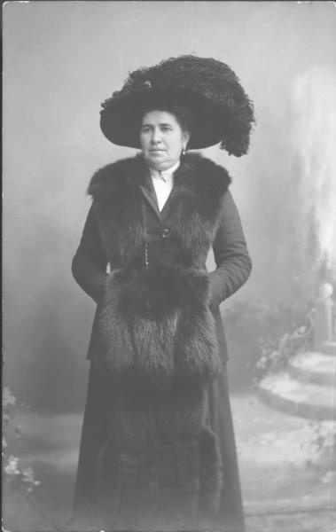 Портрет женщины в мехах и в шляпе со страусовым пером, 1910 - 1917, Херсонская губ., г. Одесса. Выставка «Забытый аксессуар» с этой фотографией.