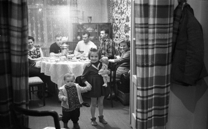 Семейное застолье, 1964 год, г. Магнитогорск. Выставка «Застолье по-советски» с этой фотографией.