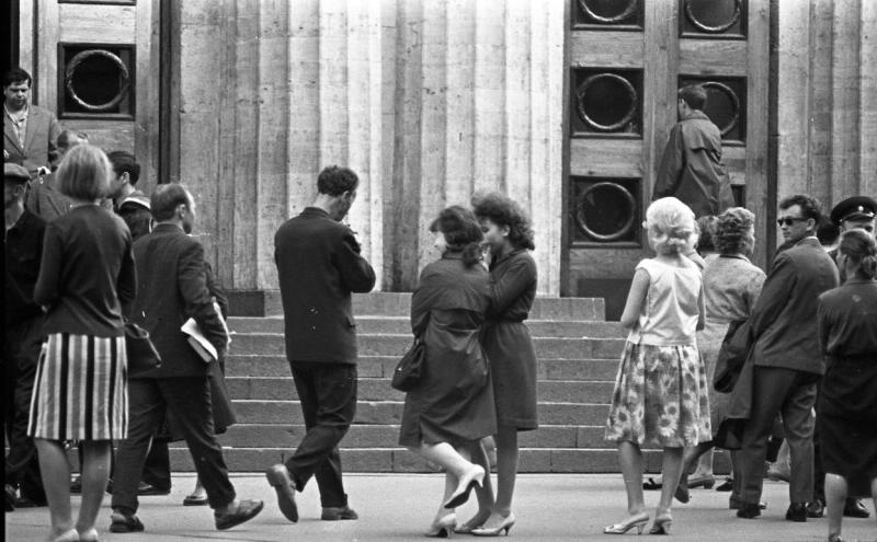 У выхода метро «Площадь Восстания», 1965 год, г. Ленинград, Невский пр-т
