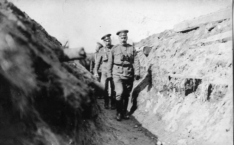 Офицеры-артиллеристы в окопе, 1915 год