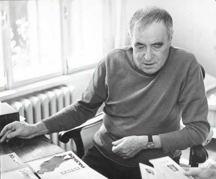 Писатель Валентин Катаев на даче в Переделкине, 1969 год, Московская обл., пос. Переделкино. На столе лежат макеты книги Катаева «Разное».Видео «Валентин Катаев. Тесный век» с этой фотографией.